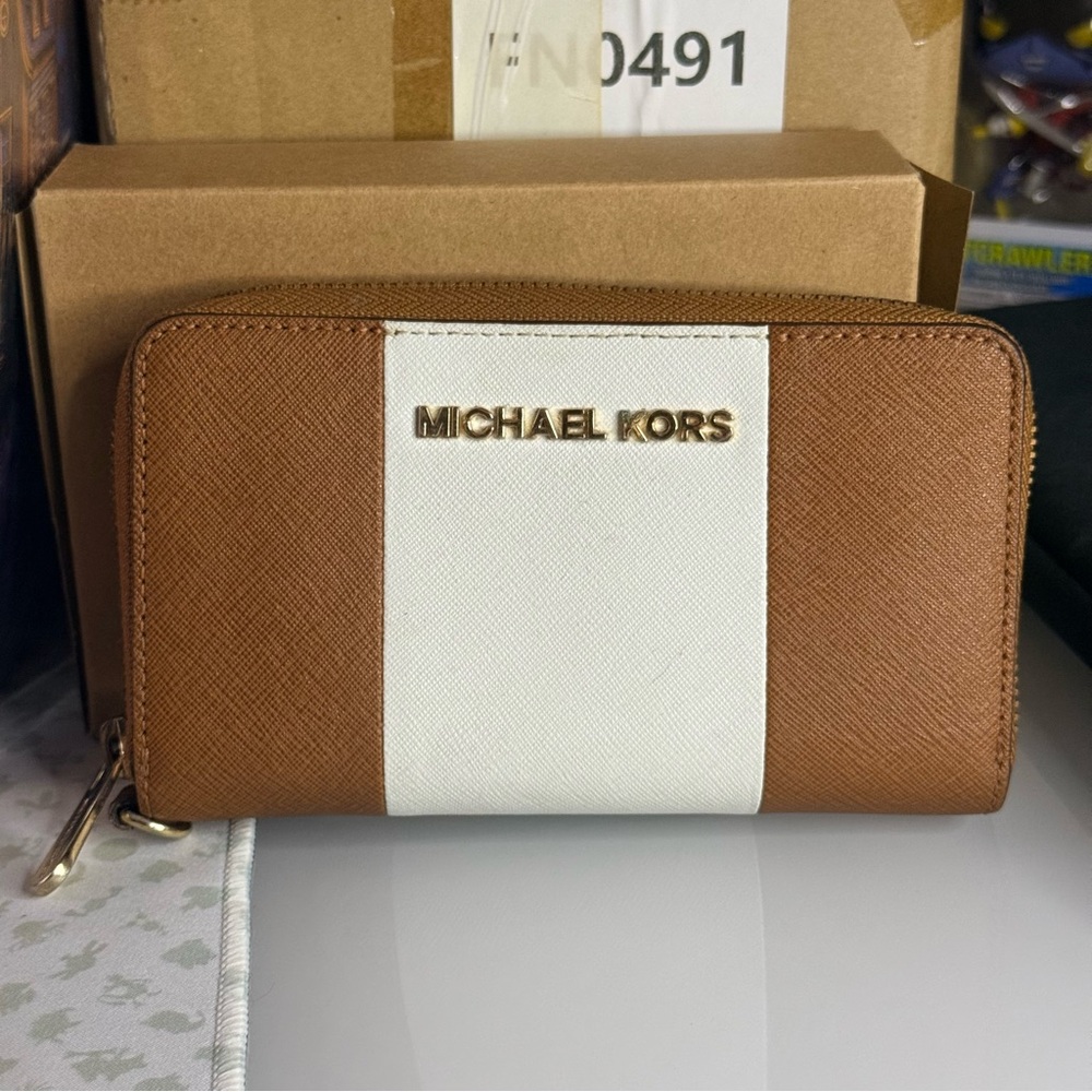 Color Block Tote w/ wallet with Optional Crossbody Strap - Picture 3 of 10